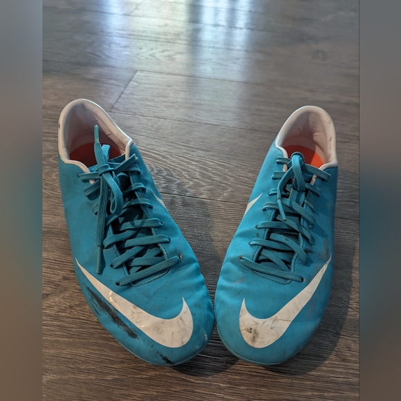Nike Soccer Cleats - Picture 3 of 5